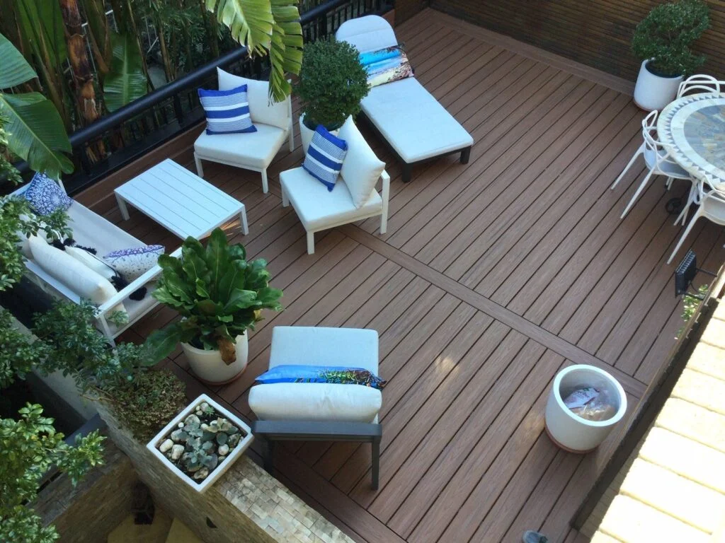 Furnished Trex Transcend Tiki Torch courtyard deck with double picture frame and breaker board, Neutral Bay